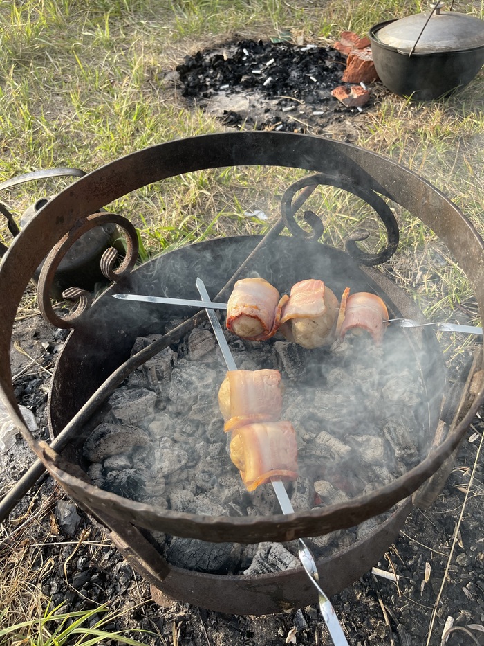 Готовили рыбу и картошку в беконе