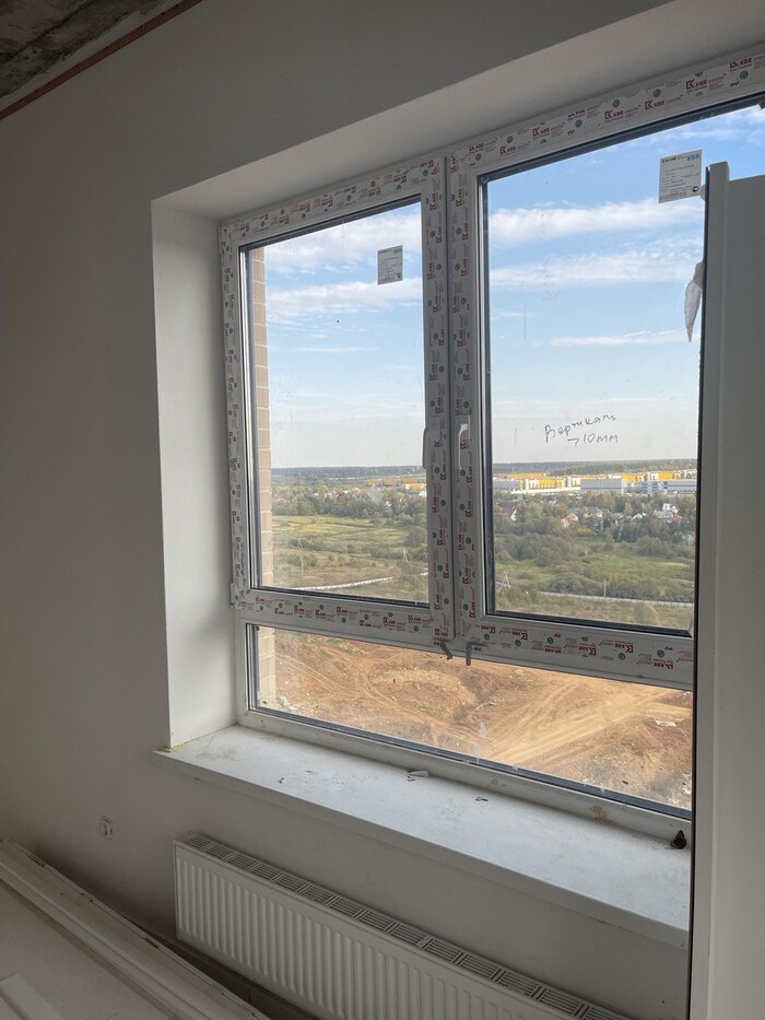 Дебильная экономия: Самолет экономят себя и не дрючат своих прорабов. Прорабы ленятся не дрючат строителей , что те не не закрывают подоконники и другие поверхности защитой. Итог: иски в судах за царапины, ведь у покупателя в итоге ободранные подоконники.