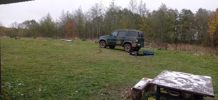 Иногда ездим на УАЗе, но он полностью стоковой, без лебёдки и лысая резина. Пару раз ходили за трактором, 6 км в одну сторону