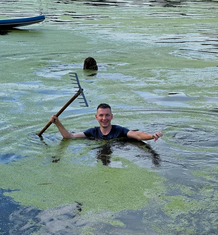 Знакомьтесь, это Ваня, не женат. И да, это он потерял грабли :)