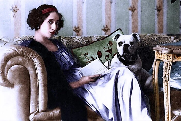 Балерина Анна Павлова в домашней обстановке.