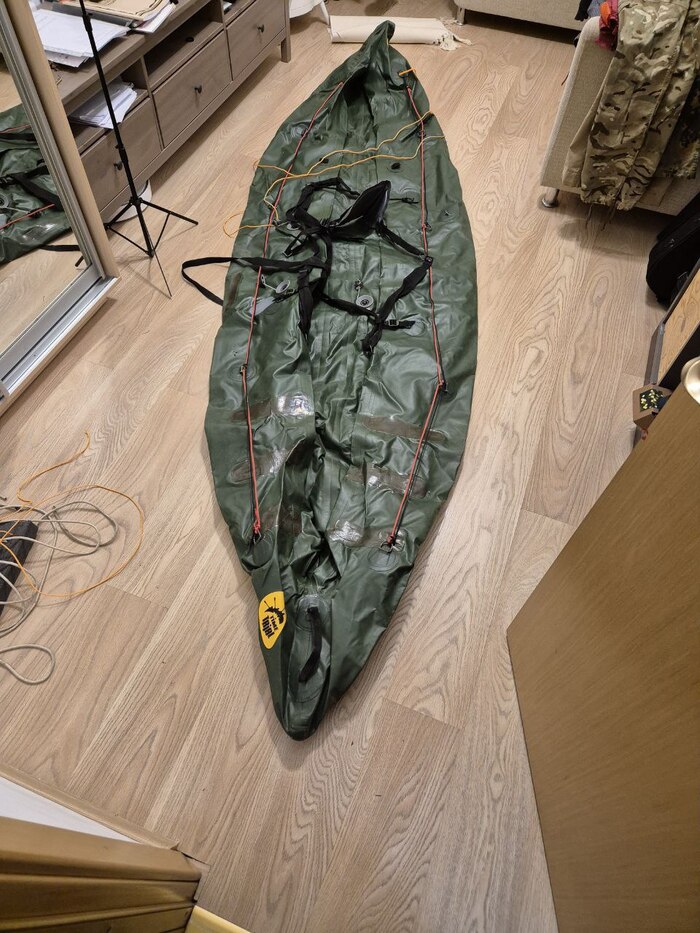 Помятый после доставки и намекающий, что это будет увлекательный аттракцион.