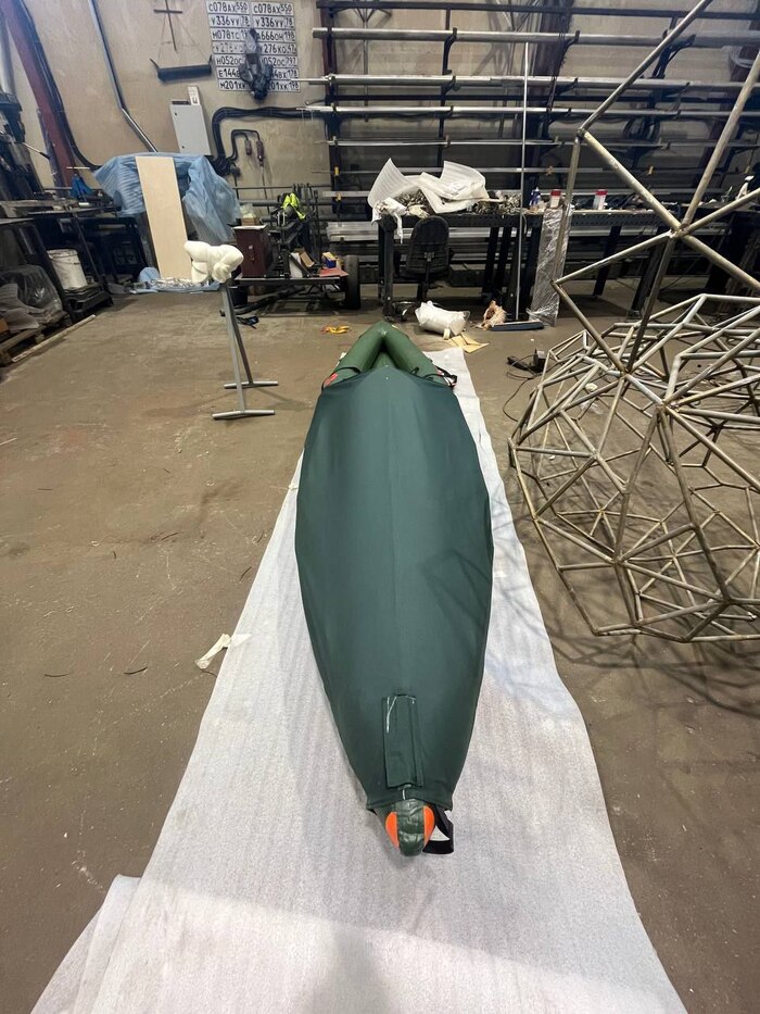 вырез под ручку на липучке. Носовое крепление ремешок на фастексе. Излишек ремешка прячется под фартук