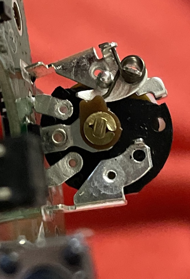 Господа, помогите определить и найти похожий. Сломался потенциометр на включение в детской игрушке, игрушка стоит 6000, жаба поддушивает)