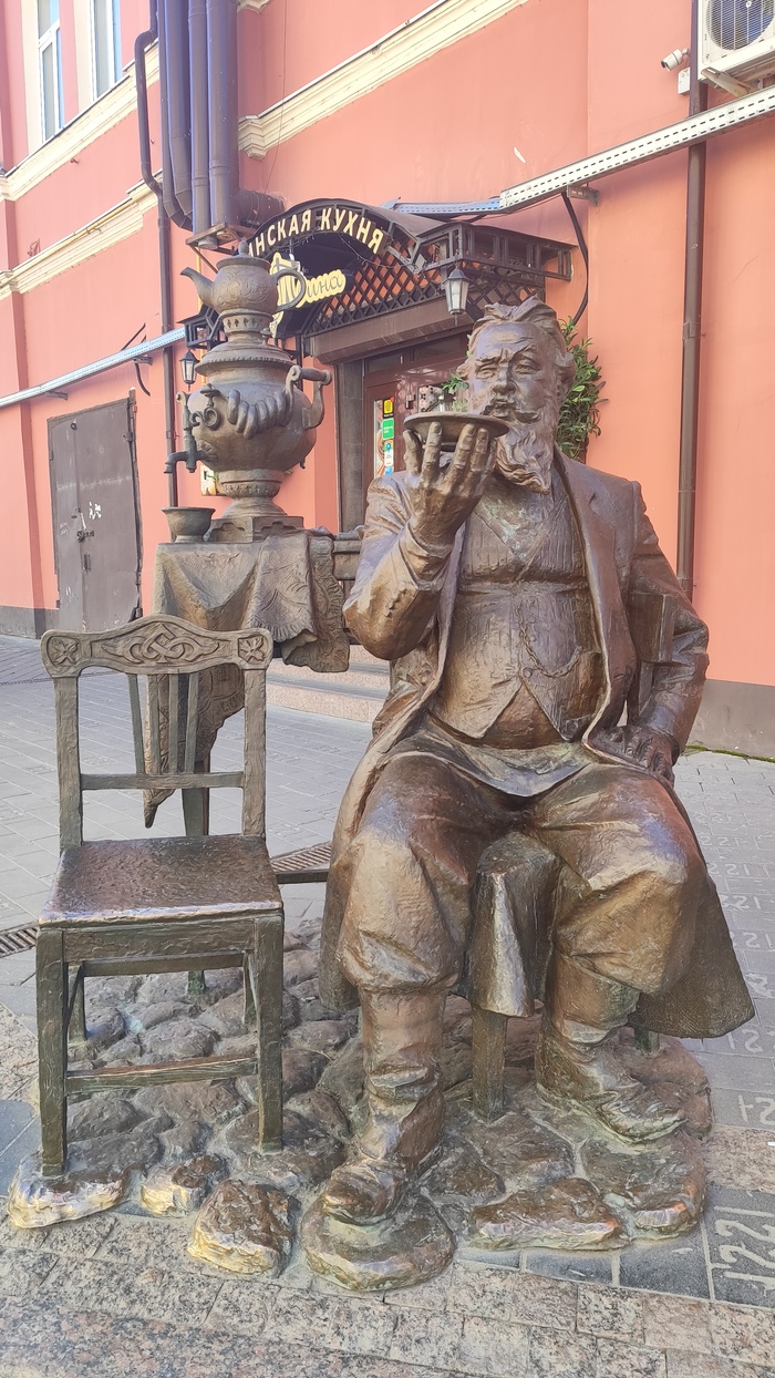 С импозантным мужчиной