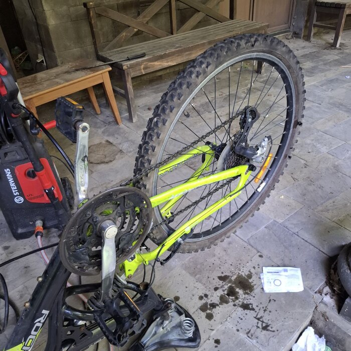 Цепь смазана, заднее колесо - установлено.