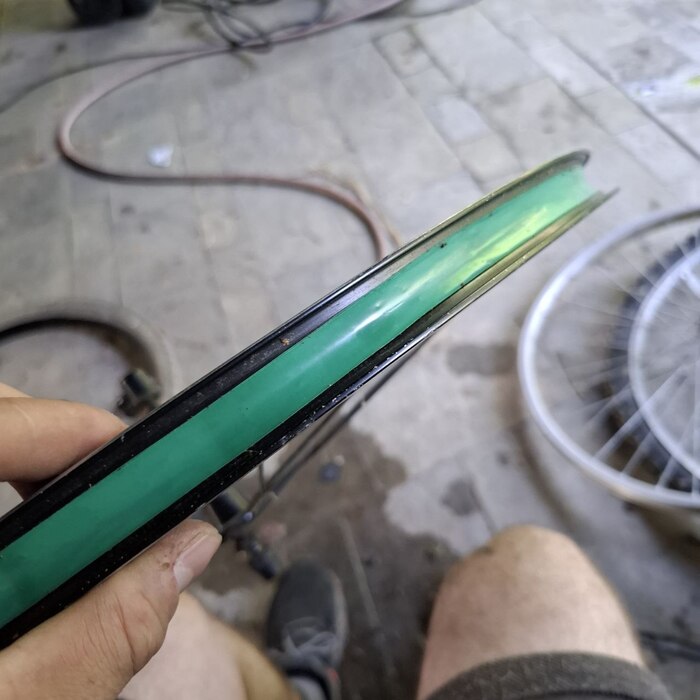 Старая добрая изолента в несколько слоев. Взял самую плотну и дорогую что была в запасах. К томе же зеленую - она почти никогда не пригождается, а тут все равно не будет видно.