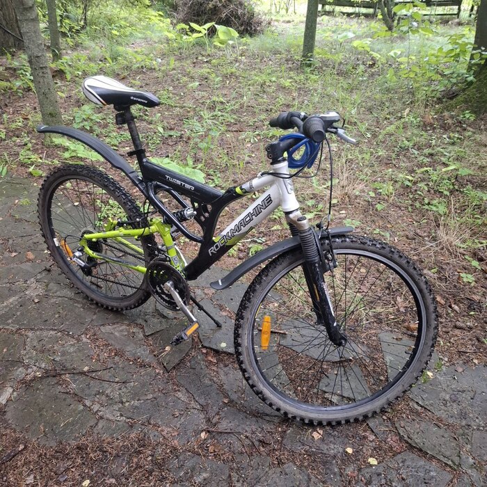 Спереди вроде тоже ничего. Ножка немного съехала вбок, но потом поправил.