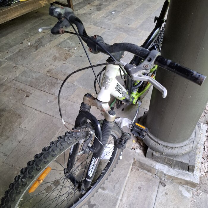 Как можно быстрее ставим ручку на место, а то болтается и мешает.