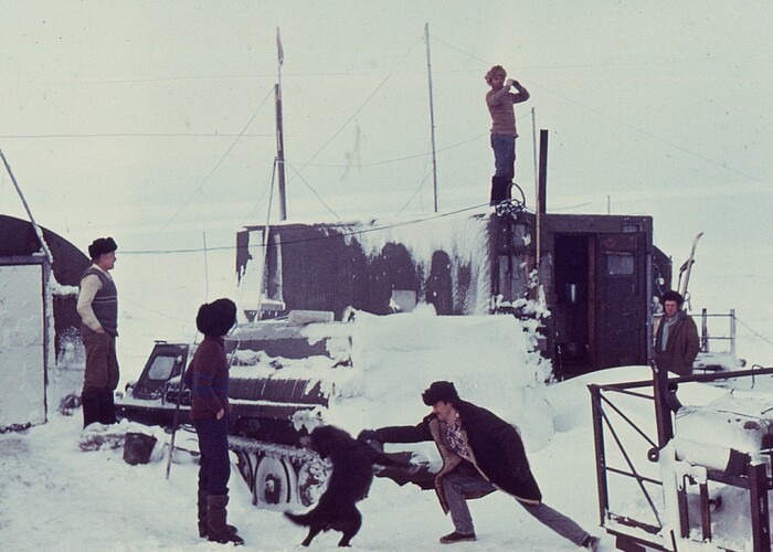 В ожидании самолёта. Володя Власков наблюдает за небом.