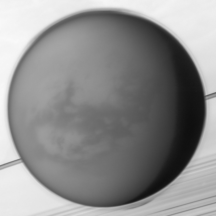 Шангри-Ла — большая темная область в центре. Изображение было получено 6 мая 2012 года зондом "Кассини" / © NASA/JPL-Caltech/Space Science Institute