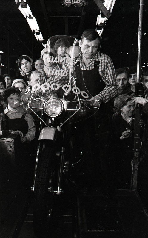 Последняя операция сборки 5 000 000-го мотоцикла на производственном объединении «Ижмаш».19 февраля 1978 года