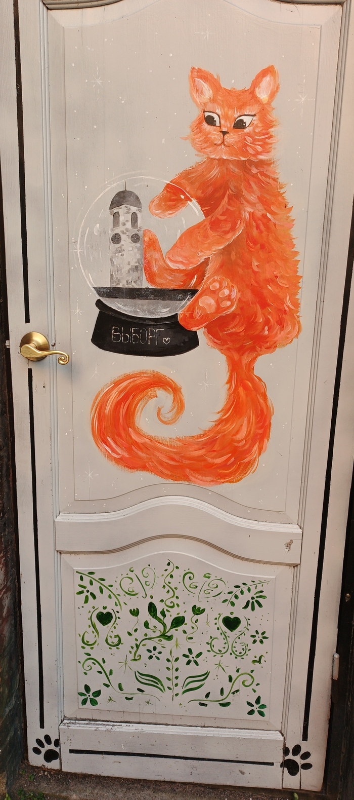 Милая роспись двери рядом с часовой башней