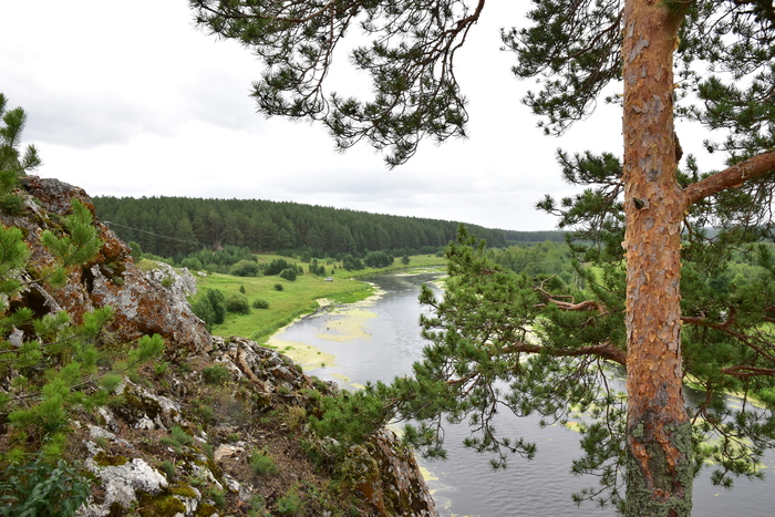 Берег села полон скал и небольших пещер, с которых открывается живописный пейзаж. Вид с вершины Слободского камня.