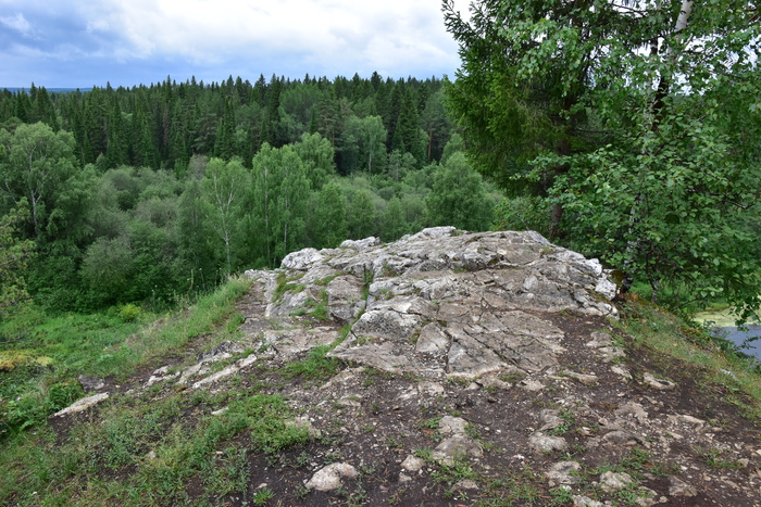 Плато на вершине Георгиевского камня. Отличное место для привала. Спуск к воде крайне крутой, с неустойчивым грунтом, но для безопасности можно держаться за небольшие сосенки и березки.