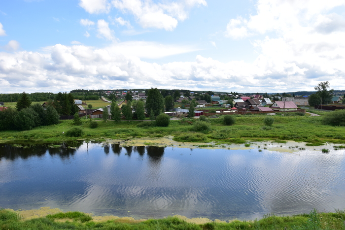 Одной из проблем и одновременно особенностей Слободы является разделение села рекой на две части. Для автомобилей существует проезд по мелководью, но в весенний период он зачастую доступен лишь внедорожникам.