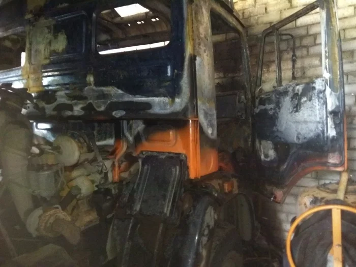 Мужчина дал другу попользоваться гаражом — в итоге остался ему должен 1 млн рублей Суд, Право, Закон, Юристы, Лига юристов, Авто, Машина, Камаз, Грузовик, Пожар, Гараж, Ущерб, Возмещение ущерба, Деньги, Финансы, Дружба