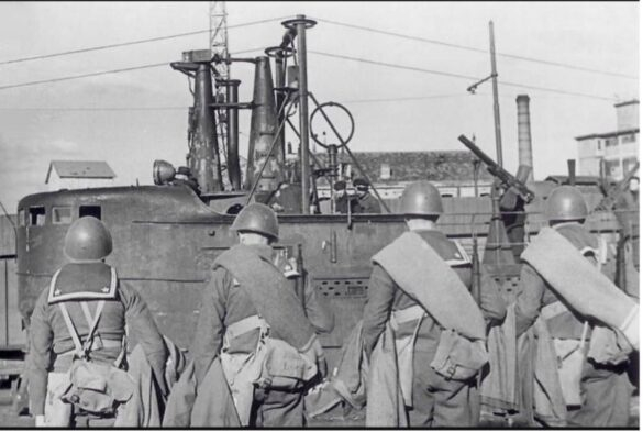 Морские пехотинцы полка "Сан-Марко" перед подводной лодкой "Финци"