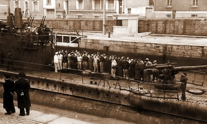 "Энрико Таццоли" со спасёнными немецкими моряками с "Атлантиса" и "Питона"