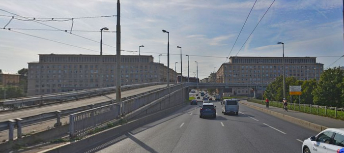 Те самые парные симметричные сталинки, но свет здесь контровый.