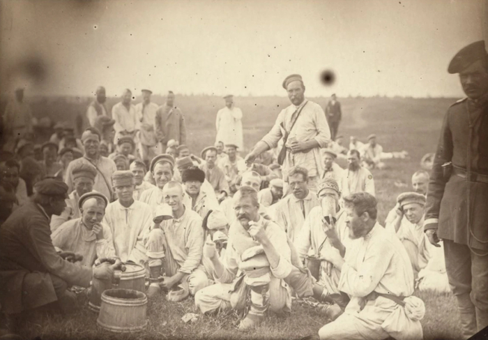 Уголовные ссыльные обедают под Томском