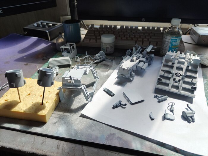 Первым делом все это дело загрунтовал белым матовым грунтом от MR Hobby