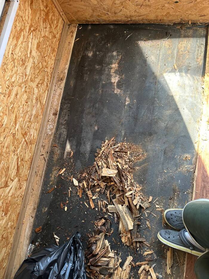 Старые доски просто отрывались руками.