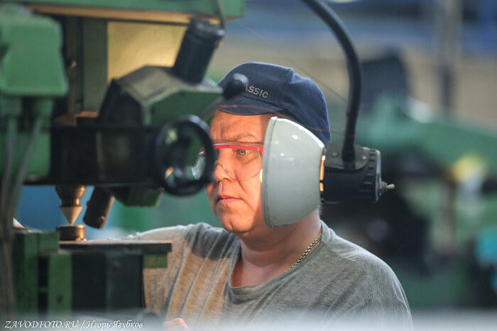 Из серии «Именно они делают Россию великой» - снято мной на заводе ПАО «Тюменские моторостроители»