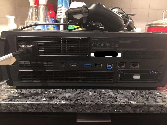 DevKit PlayStation 4.  .