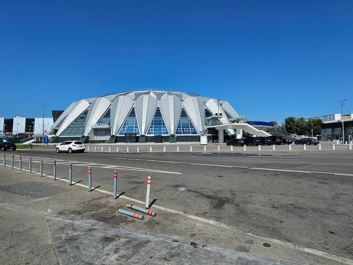 С такого же ракурса сейчас фото не сделать, потому что между мостом и "Дружбой" построили большой теннисный центр. Это снимок 2024 года. Как раз тогда закончили реконструкцию, которая длилась несколько лет.
