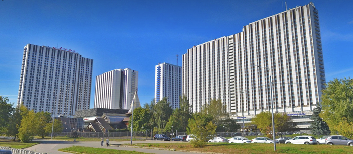 Корпуса гостиничного комплекса "Измайлово" в 2024 году. Вид от Серебряно-Виноградного пруда. Это до сих пор довольно популярное место для размещения туристов.