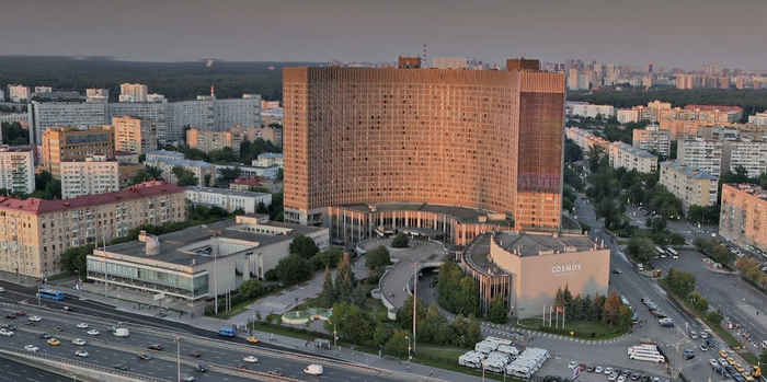 Гостиница "Космос" в 2022 году. Она имеет 3 звезды и по-прежнему работает.