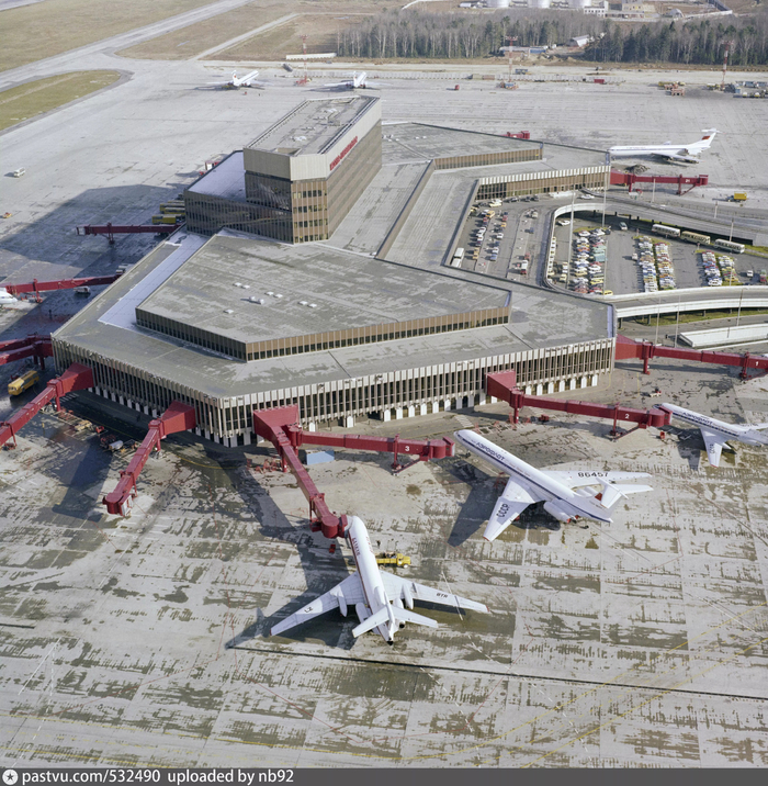 Вид на терминал и телескопические трапы сверху в 1980 году.