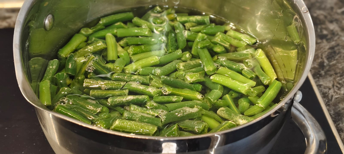 Засыпаю фасоль в подсоленный кипяток. Отвариваю до мягкости