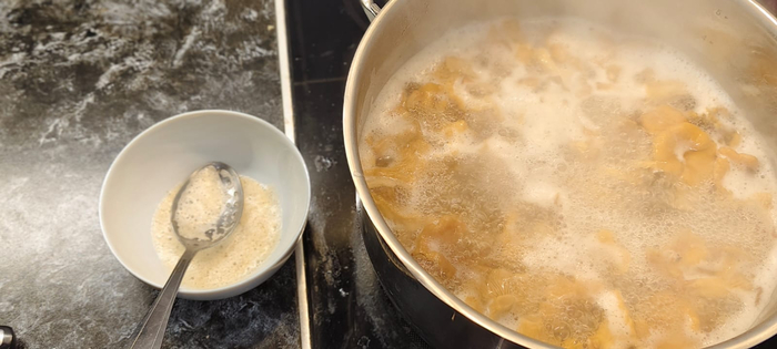 С грибов снимаю пенку и мелкий сор который не отмылся.