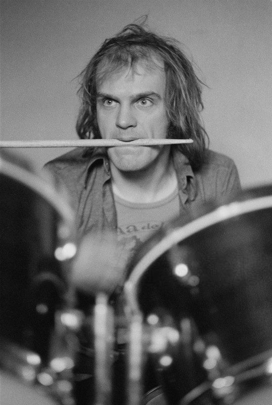  ,   - "Van der Graaf Generator".