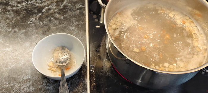 С бульона шумовкой снимаю пену