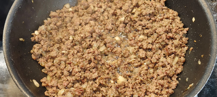 Фарш обжариваю до готовности