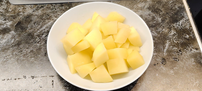 Часть картофеля вылавливаю на полуготовности и откладываю в сторону