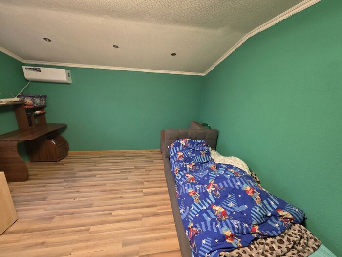 наплывы краски по верхнему плинтусу - наследие от покраски его старшего брата 7 лет назад ))