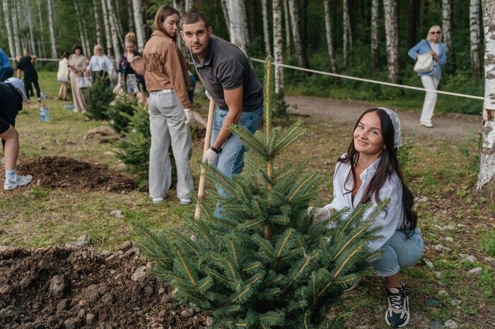 В Парке Победы в Екатеринбурге молодожёны высадили Аллею любви