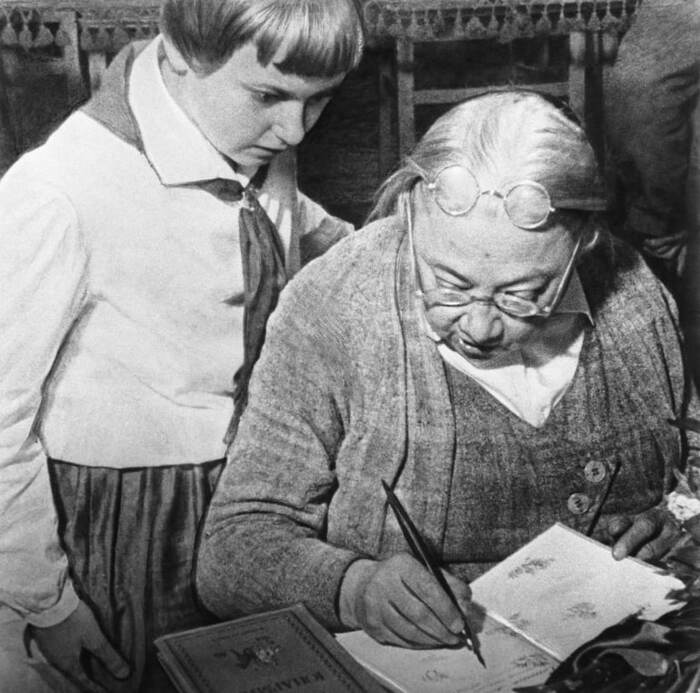 Заместитель народного комиссара просвещения РСФСР, вдова основателя советского государства В.И. Ленина Надежда Константиновна Крупская, подписывающая книгу школьнице. Москва, 1936 год.