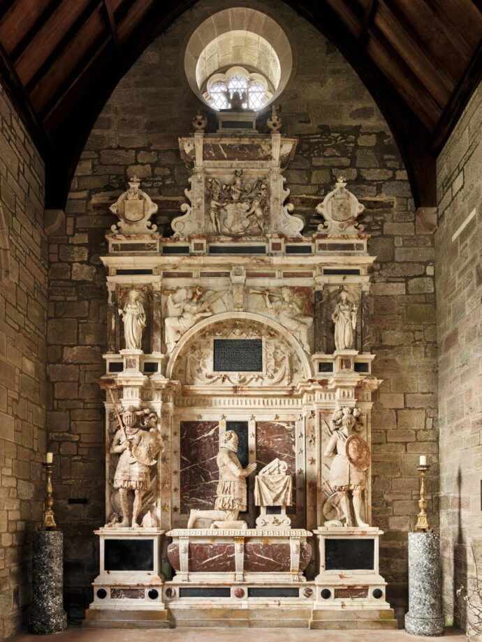 Изысканный итальянский алебастровый памятник, сделанный в память о Дэвиде Мюррее, 1-м виконте Стормонте. Обошелся в 280 фунтов стерлингов в 1618 году.