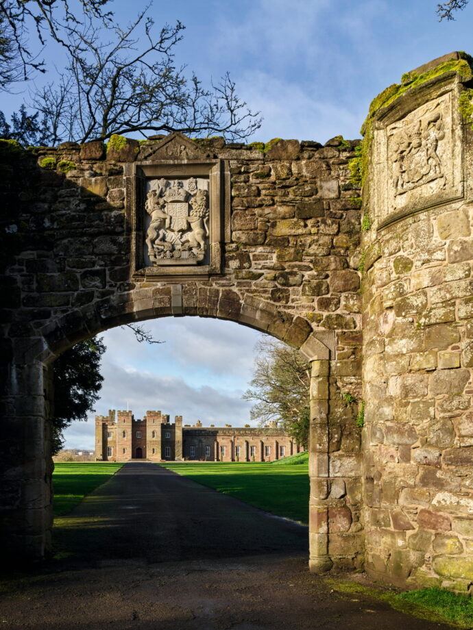 Дворец эпохи Регентства, обрамленный аркой надвратной башни 1620-х годов.