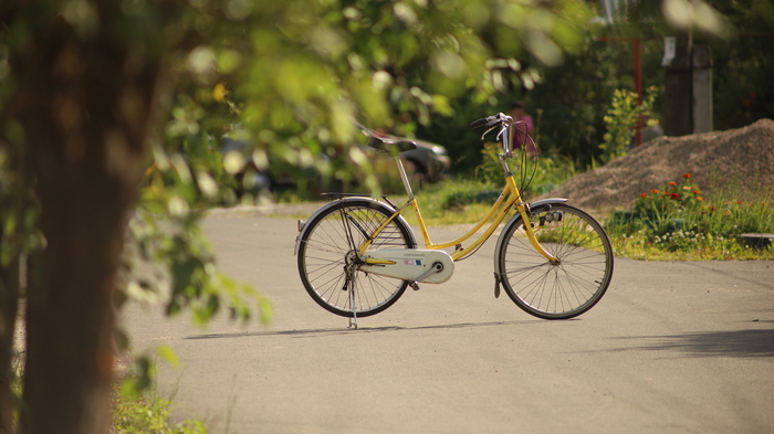 Когда я был мелкий, я реально думал что над мной будут ржать, то что он желтый...