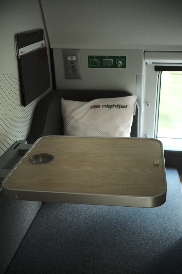 Регулируемый столик для работы или завтрака, лампа для чтения, крючки для одежды, зеркало.