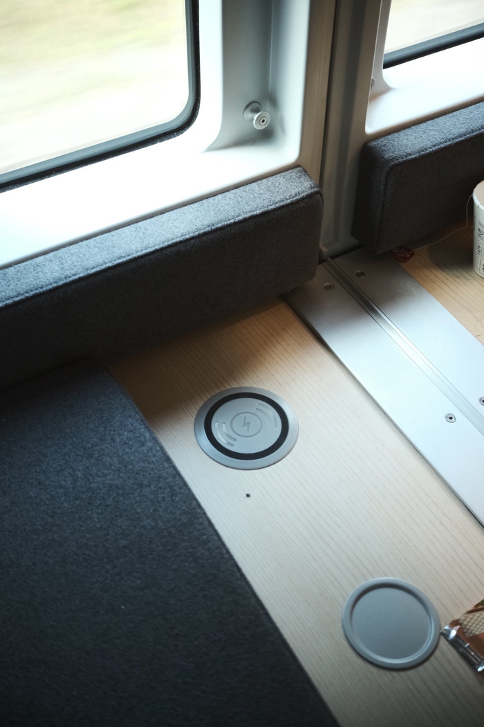 В нижних капсулах — есть дополнительное багажное место для багажа под матрасом