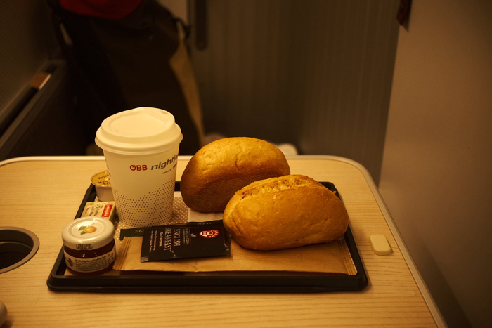 Утром стюард приносит завтрак: чай/кофе и булочки с джемом