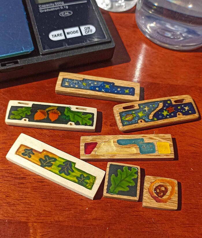 А здесь кометку уже покрыл эпоксидной смолой)