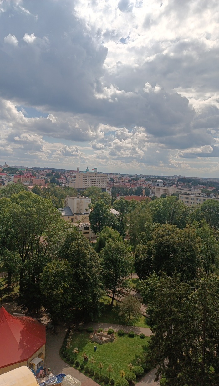 Переборол свой страх высоты и прокатился на колесе обозрения. Оно конечно не высокое, но для меня и такое высоко))